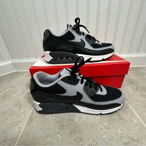 Nike Air Max 90 Essential Sneakers, Mens size 8